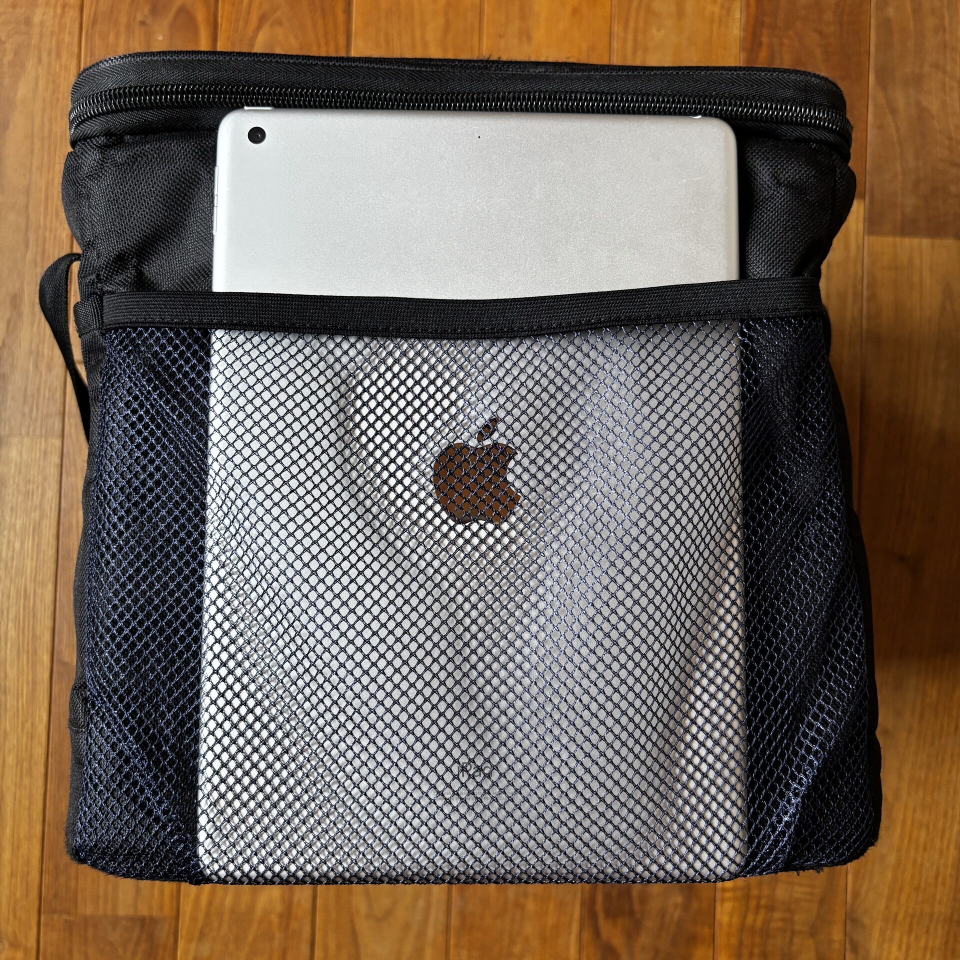 サイドメッシュポケットに小物収納
